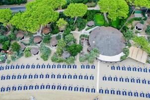 在附近的私人海滩、小屋（收费）、沙滩椅、海滩遮阳伞