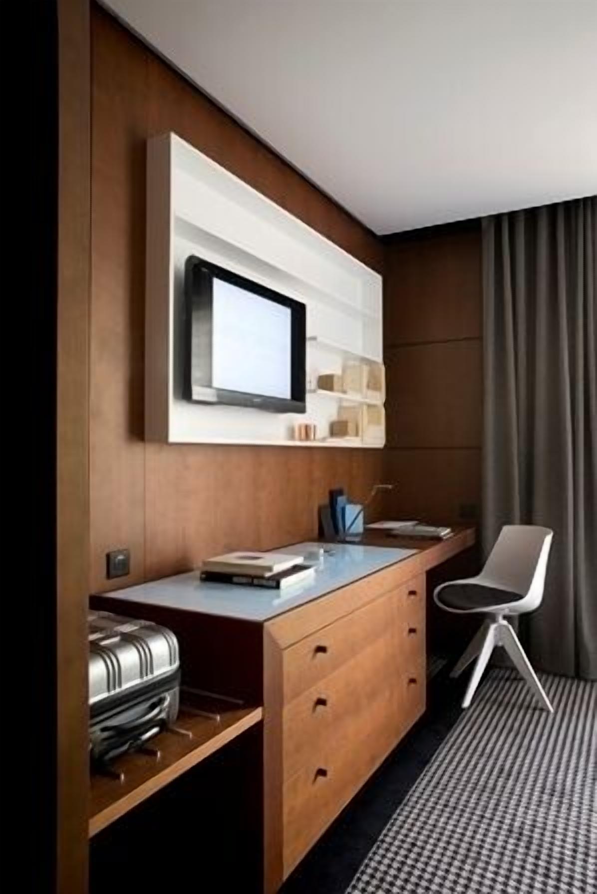 deluxe room | living area | flat-screen tv