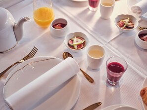 Daily continental breakfast (EUR 35 per person)