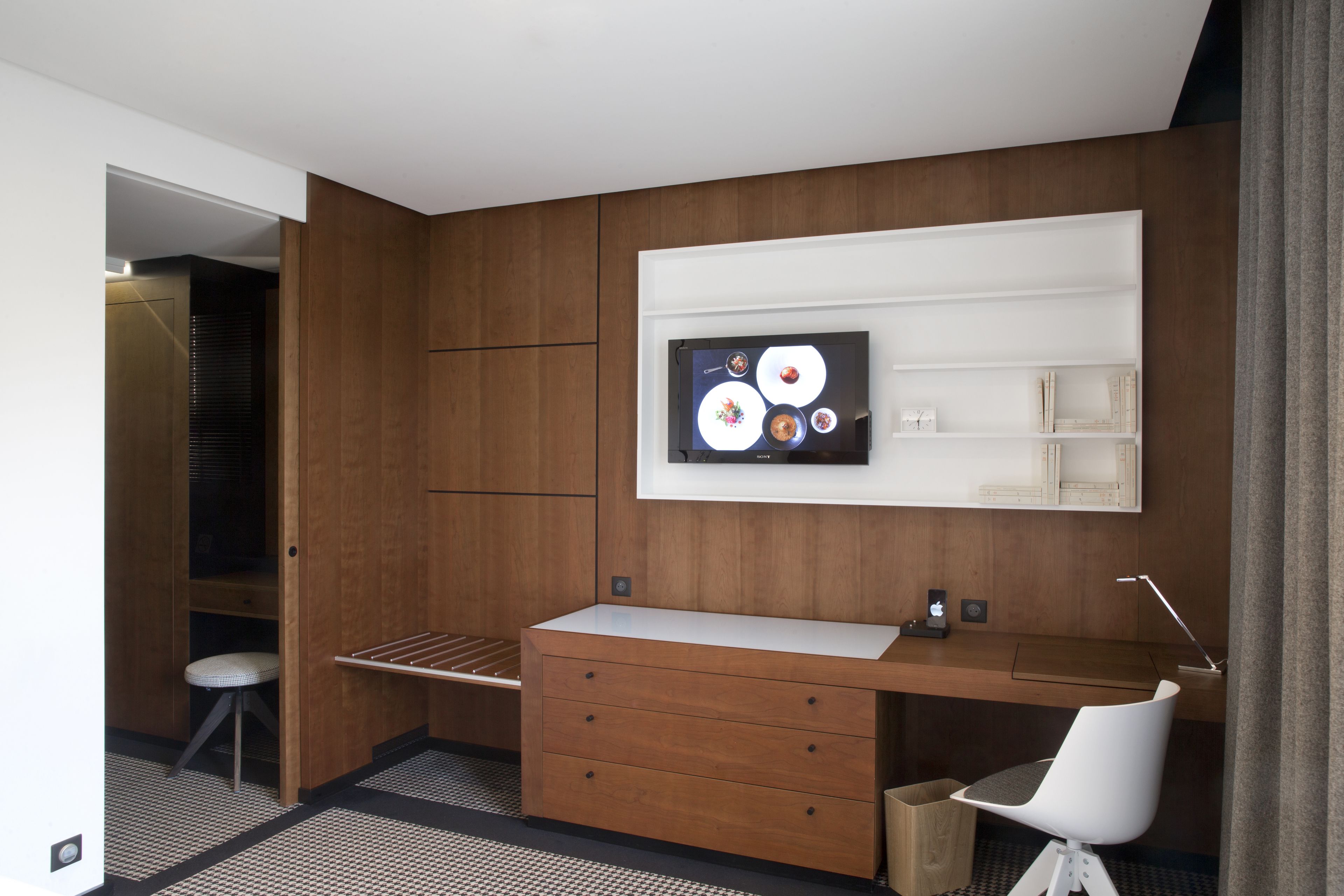 deluxe room | living area | flat-screen tv