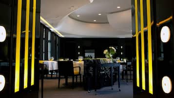 2 restaurants, lunch, dinner served; French cuisine