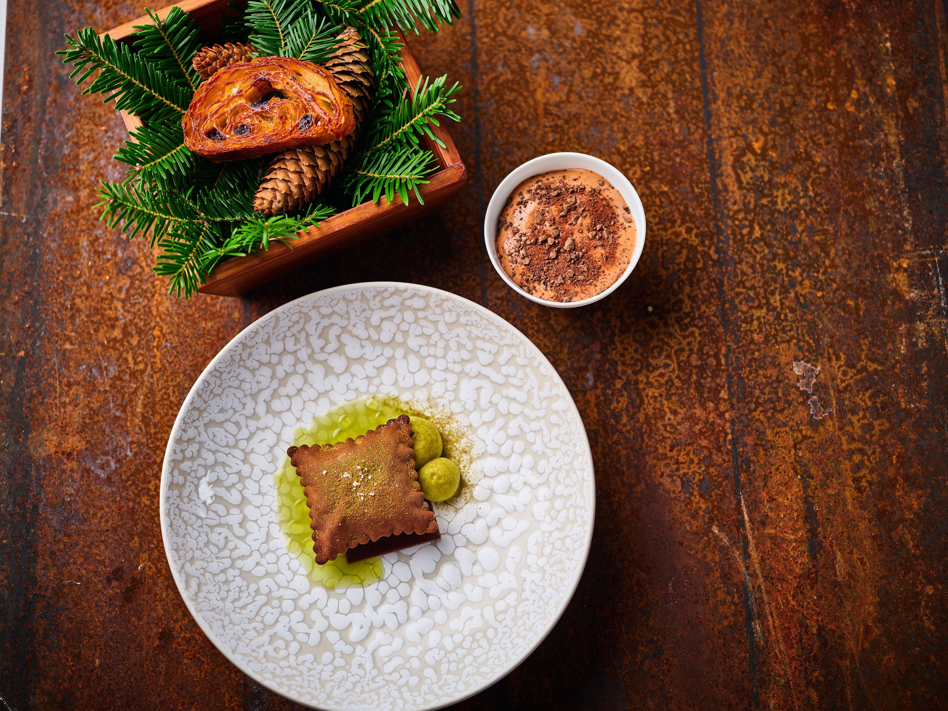 2 restaurants, lunch, dinner served; french cuisine