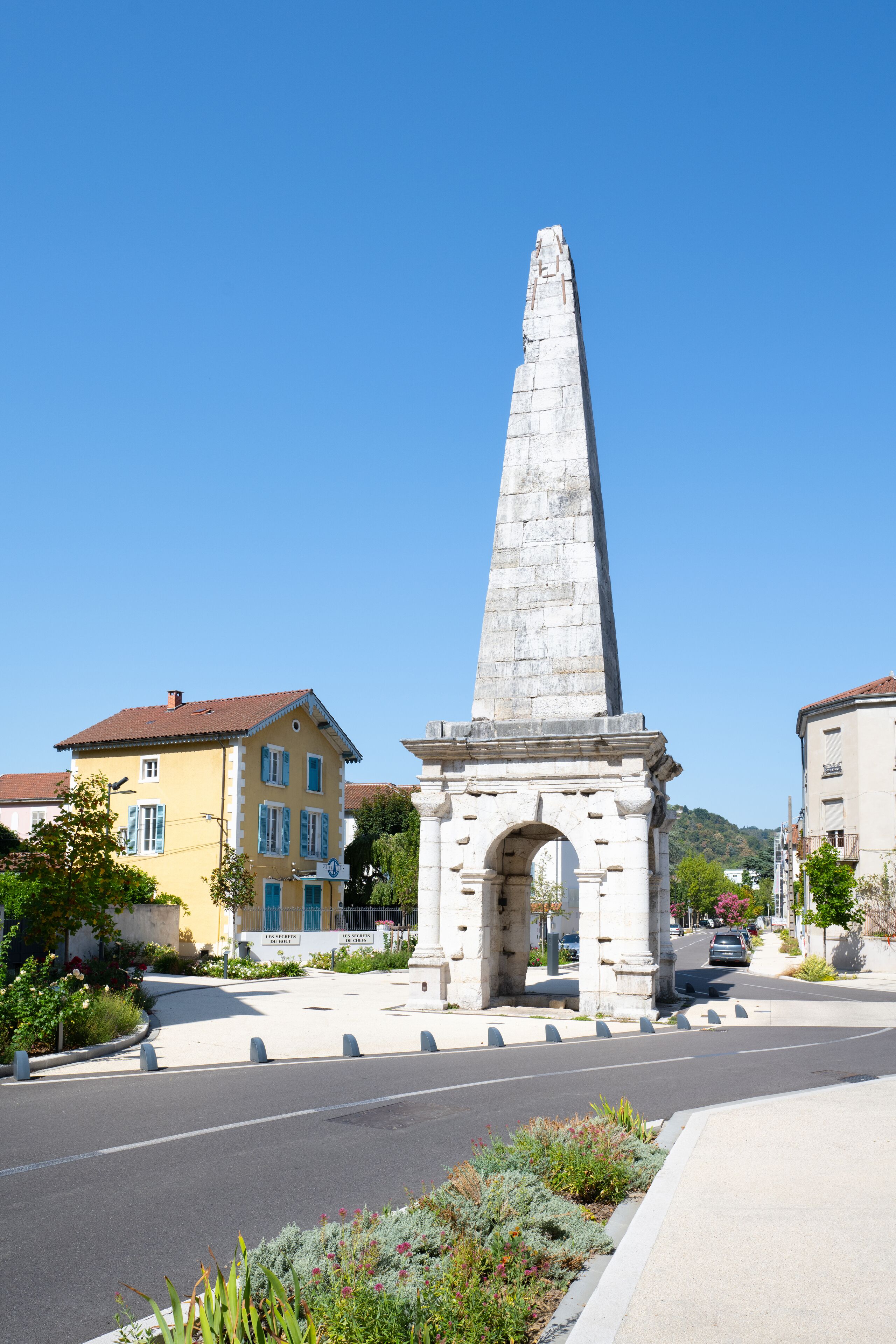 deluxe room | street view