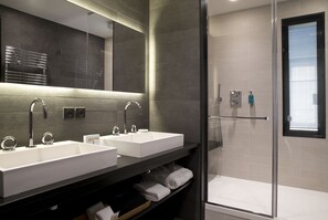 Deluxe Room | Bathroom | Rainfall showerhead, free toiletries, hair dryer, towels - La Pyramide Patrick Henriroux (Vienne)