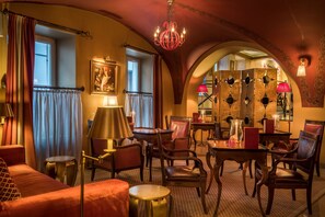 2 bars/lounges