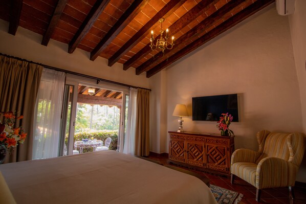 In-room safe, desk, free WiFi, bed sheets - Las Mananitas Hotel Garden Restaurant and Spa (Cuernavaca)