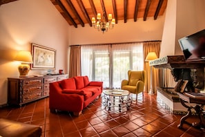 Flat-screen TV - Las Mananitas Hotel Garden Restaurant and Spa (Cuernavaca)