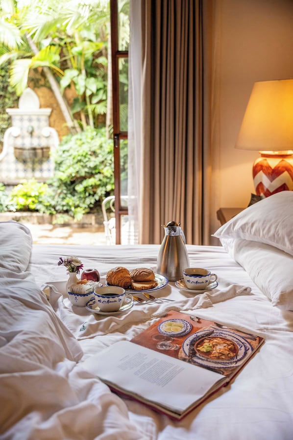 Suite, terras | Een kluis op de kamer, een bureau, gratis wifi, beddengoed