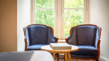 Klassieke tweepersoonskamer | Woonruimte | Een smart-tv