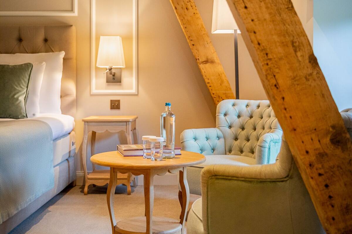 classic double room | living area | smart tv