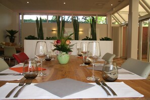 Aperto a colazione, pranzo e cena, cucina francese 