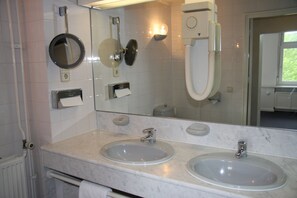 Grand-Doppelzimmer | Badezimmer | Duschwanne, kostenlose Toilettenartikel, Handtücher