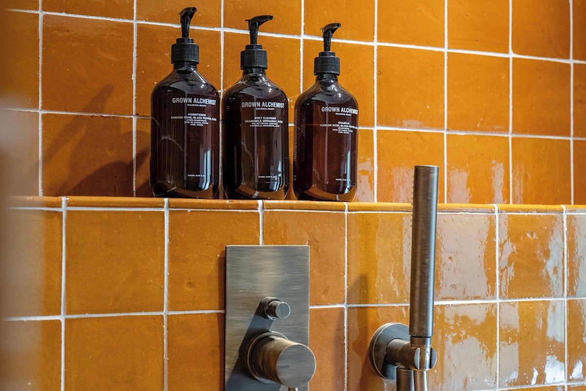 Dusche, kostenlose Toilettenartikel, Haartrockner, Bademäntel