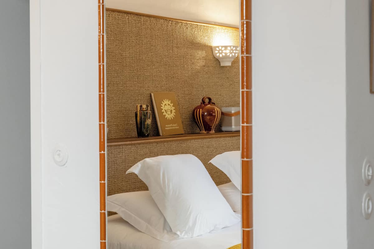 Ropa de cama de alta calidad, minibar y tabla de planchar con plancha