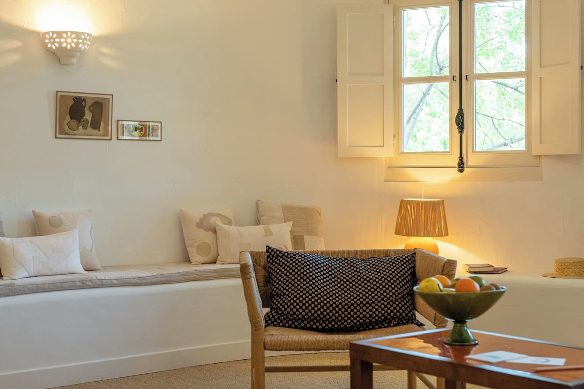 Ropa de cama de alta calidad, minibar y tabla de planchar con plancha