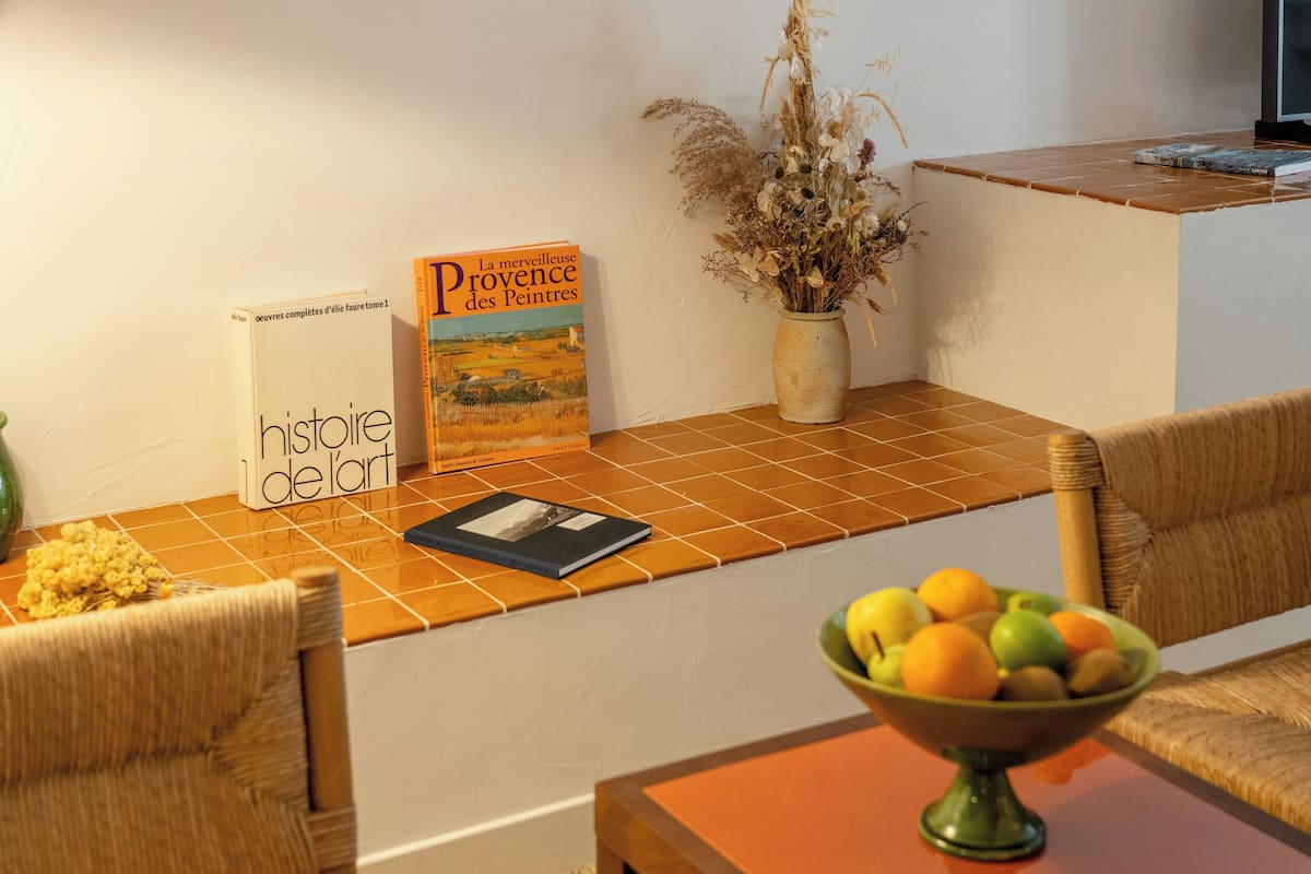 Ropa de cama de alta calidad, minibar y tabla de planchar con plancha