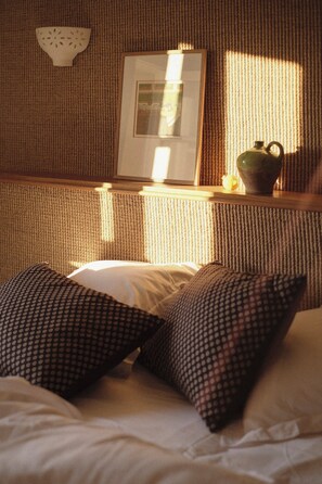 Premium bedding, minibar, iron/ironing board, free WiFi