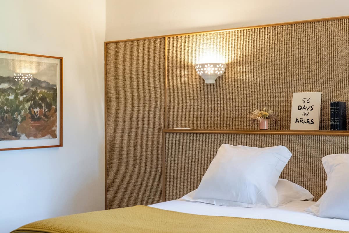 Ropa de cama de alta calidad, minibar y tabla de planchar con plancha