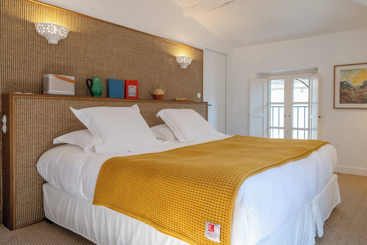 Ropa de cama de alta calidad, minibar y tabla de planchar con plancha