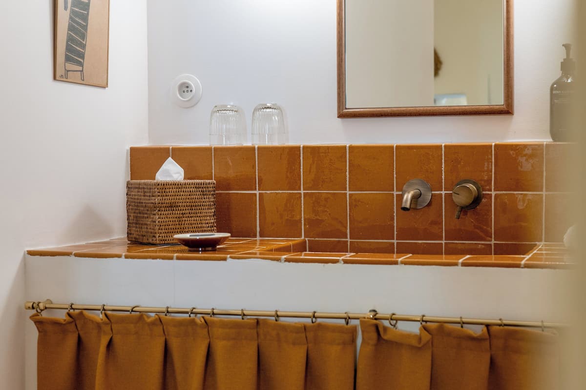 Ducha, artículos de tocador gratuitos, secador de pelo, batas