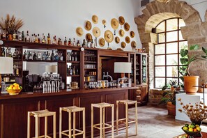 Bar (on property) -  Le Moulin, Lourmarin, a Beaumier Hotel (Lourmarin)