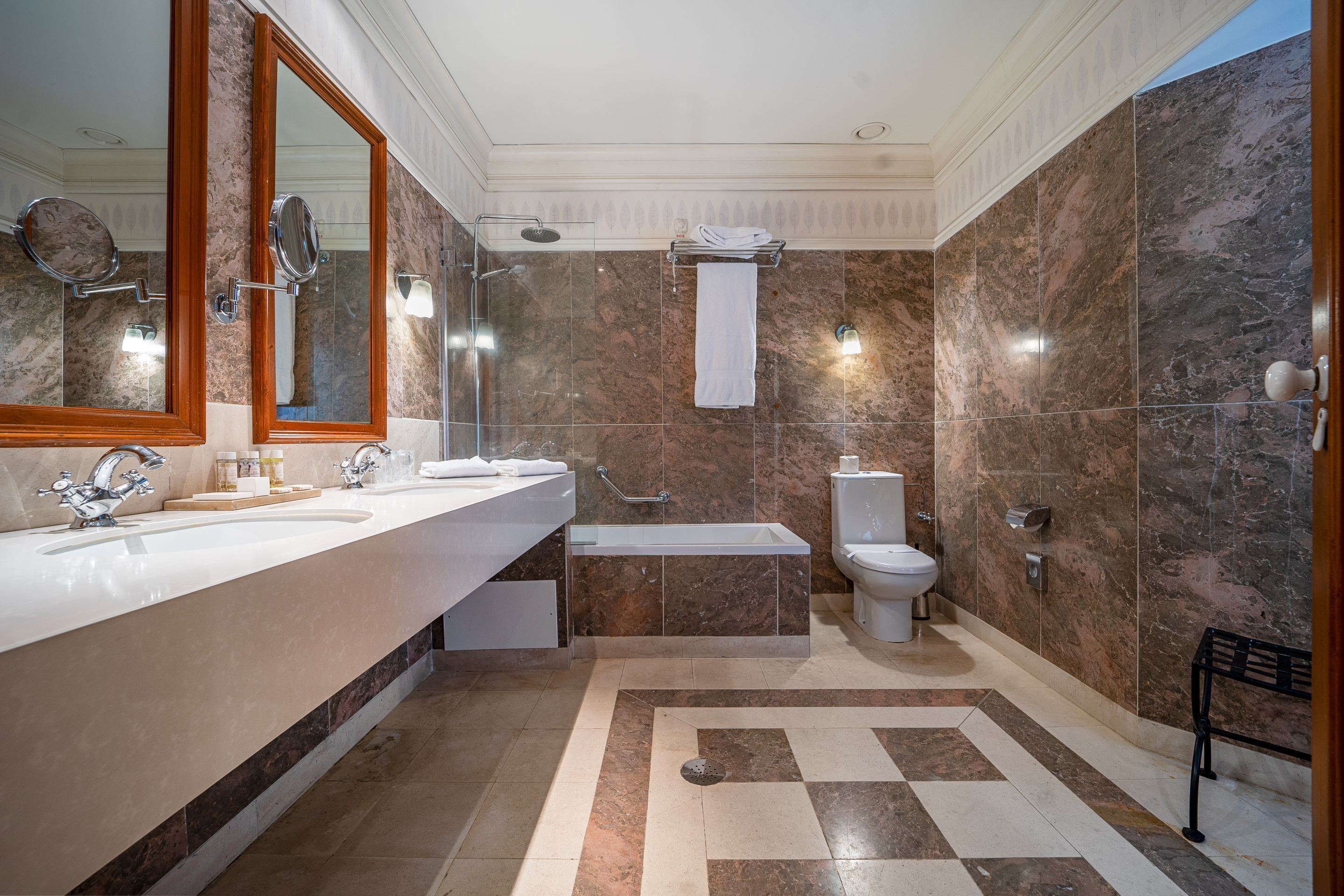 grand suite (superior) | bathroom | combined shower/bathtub, free toiletries, hair dryer, bathrobes