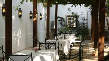 Serveert ontbijt, lunch en diner