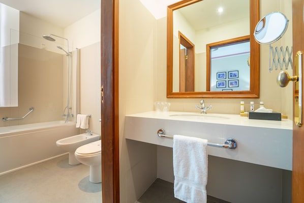 Un baño moderno con bañera, inodoro y lavamanos.