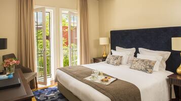 Habitación, en la zona del jardín | Minibar, caja fuerte, escritorio y cortinas opacas