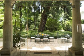 Serveert ontbijt, lunch en diner