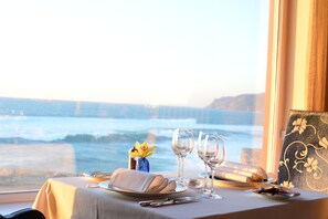 2 restaurantes; se sirven comidas y cenas