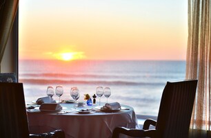 2 restaurantes; se sirve almuerzo y cena