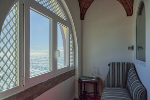 Minibar, in-room safe, desk, laptop workspace - Hotel Fortaleza do Guincho Relais & Châteaux (Cascais)