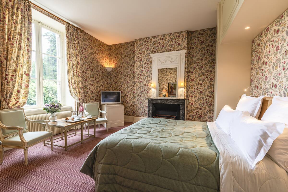 luxury room | minibar, in-room safe, desk, soundproofing