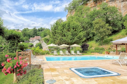 Outdoor pool, open 9:00 AM to 7:00 PM, pool umbrellas, pool loungers