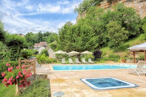 Una piscina al aire libre (de 09:00 a 19:00), sombrillas, tumbonas