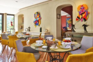 Daily continental breakfast (EUR 18 per person)