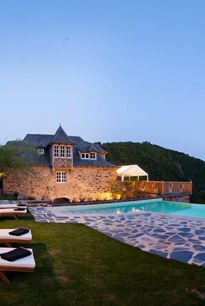 Outdoor pool, pool loungers