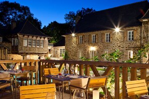 Breakfast, lunch, dinner served; garden views 
