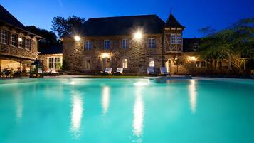 Outdoor pool, sun loungers