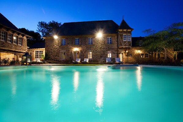 Outdoor pool, pool loungers