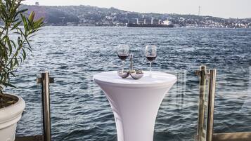 Serveert ontbijt, lunch, diner, Turkse gerechten, strandzicht