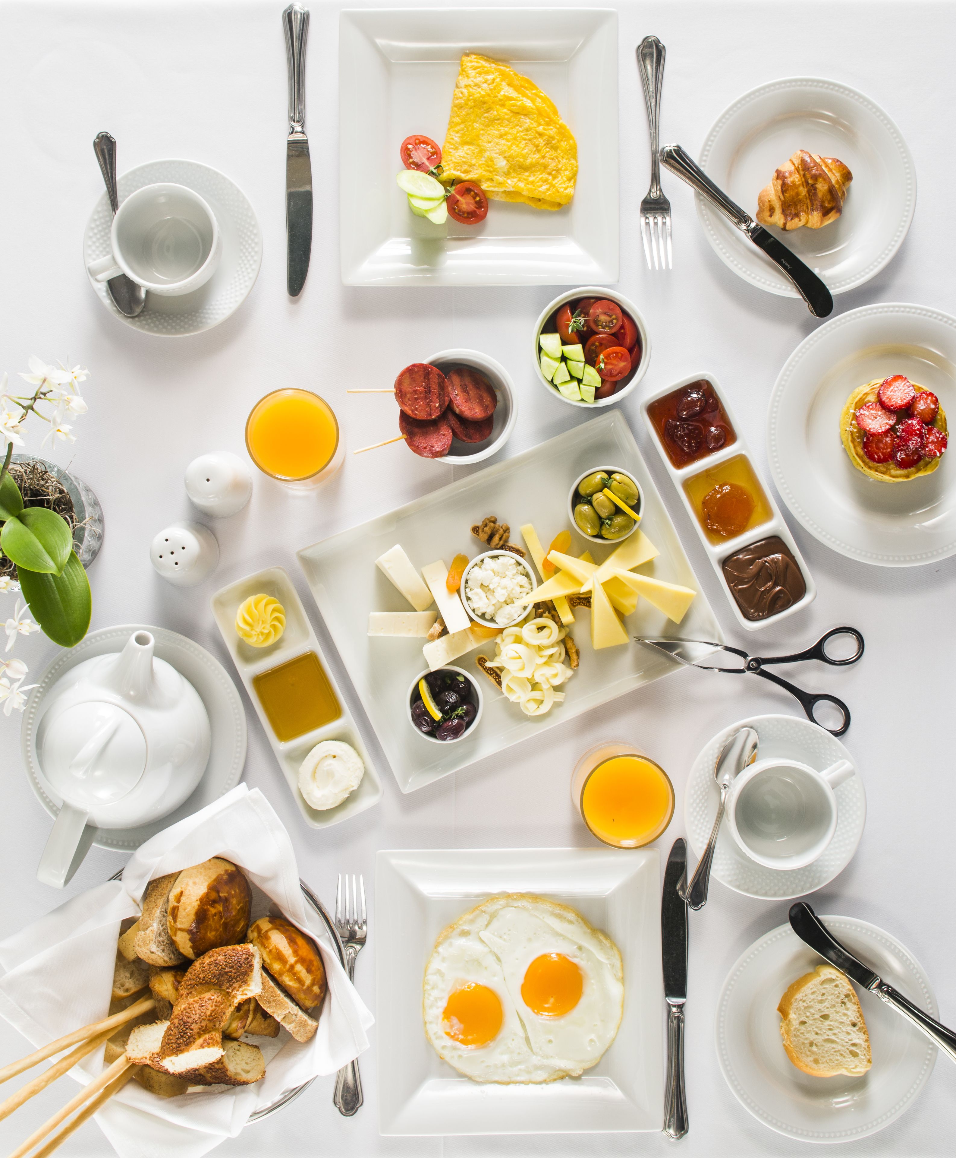 Un bufé de desayuno con diferentes alimentos y utensilios.