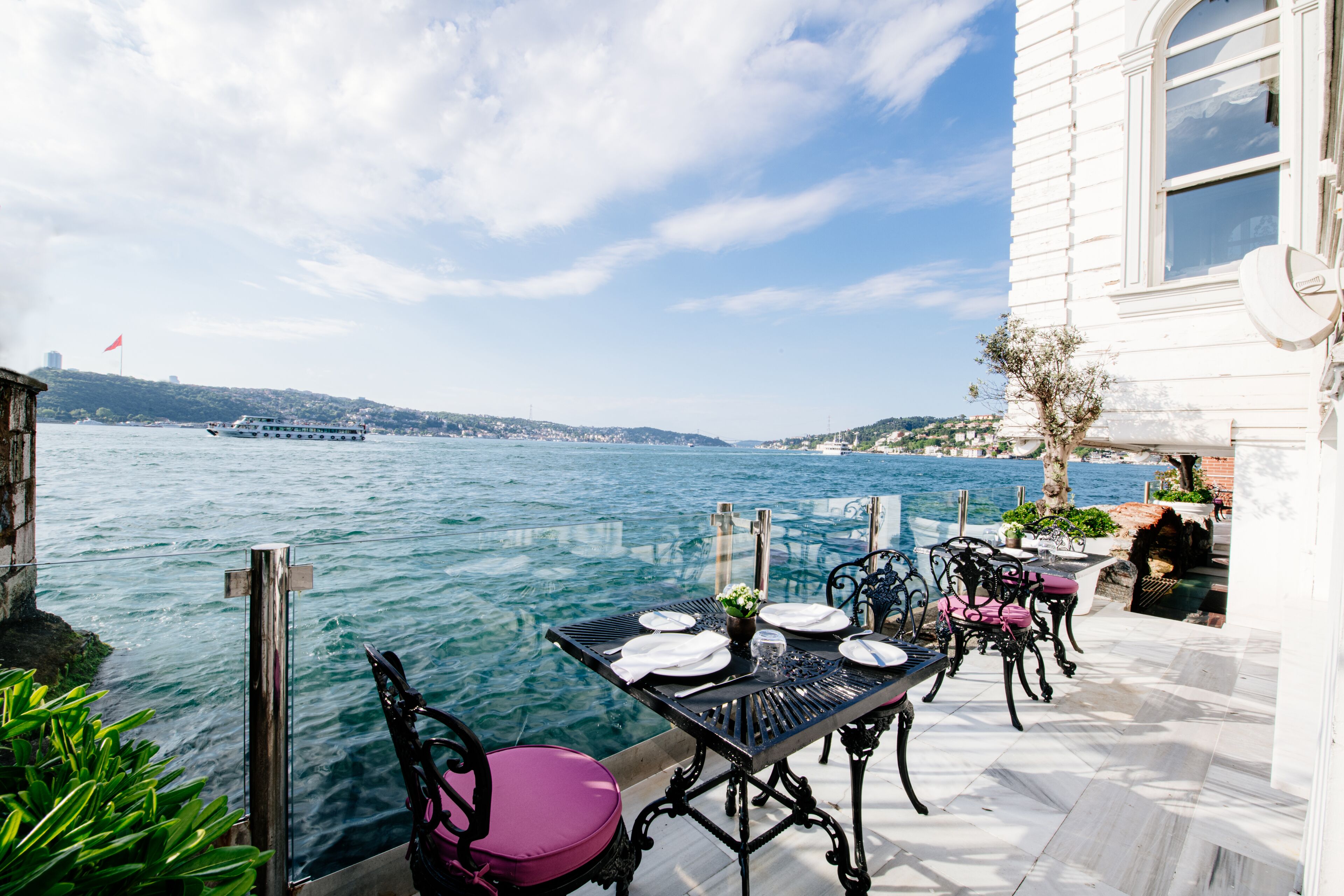 Breakfast, lunch, dinner served; Turkish cuisine, beach views 