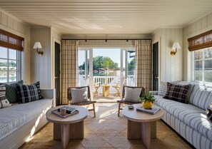 Habitación (Cora Houseboat) | Área de sala de estar | Televisión de pantalla plana de 32 pulgadas con canales vía satélite 