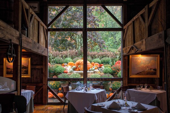 2 restaurants, dinner served, American cuisine