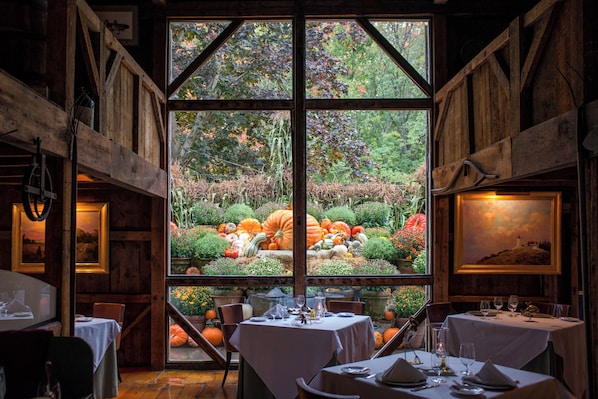 2 restaurants, dinner served, American cuisine