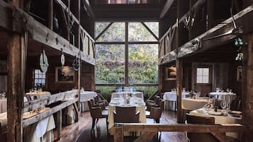 2 restaurantes; se sirven cenas y cocina americana 