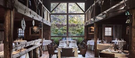 2 间餐厅,供应晚餐,美洲菜