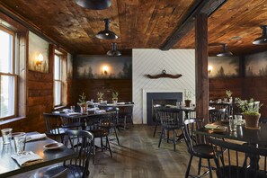 2 restaurants, dinner served, American cuisine